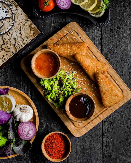 pepitas servidas com molho de pimentão doce e molho de churrasco