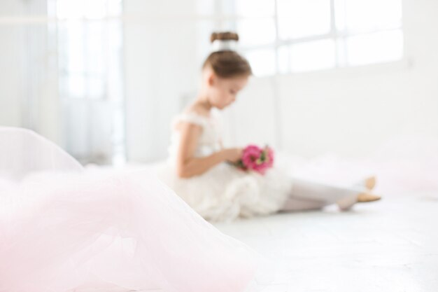 pequena bailarina com tutu branco na escola de balé