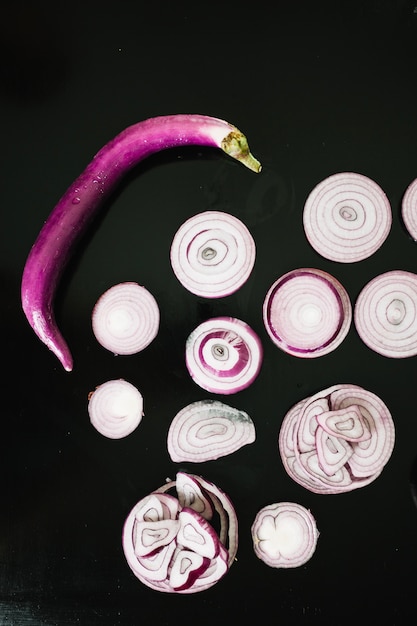 Foto grátis pequena berinjela perto de cebolas fatiadas