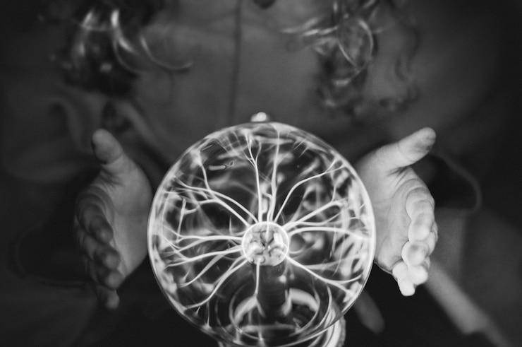 Foto grátis pequena cartomante com uma bola de plasma