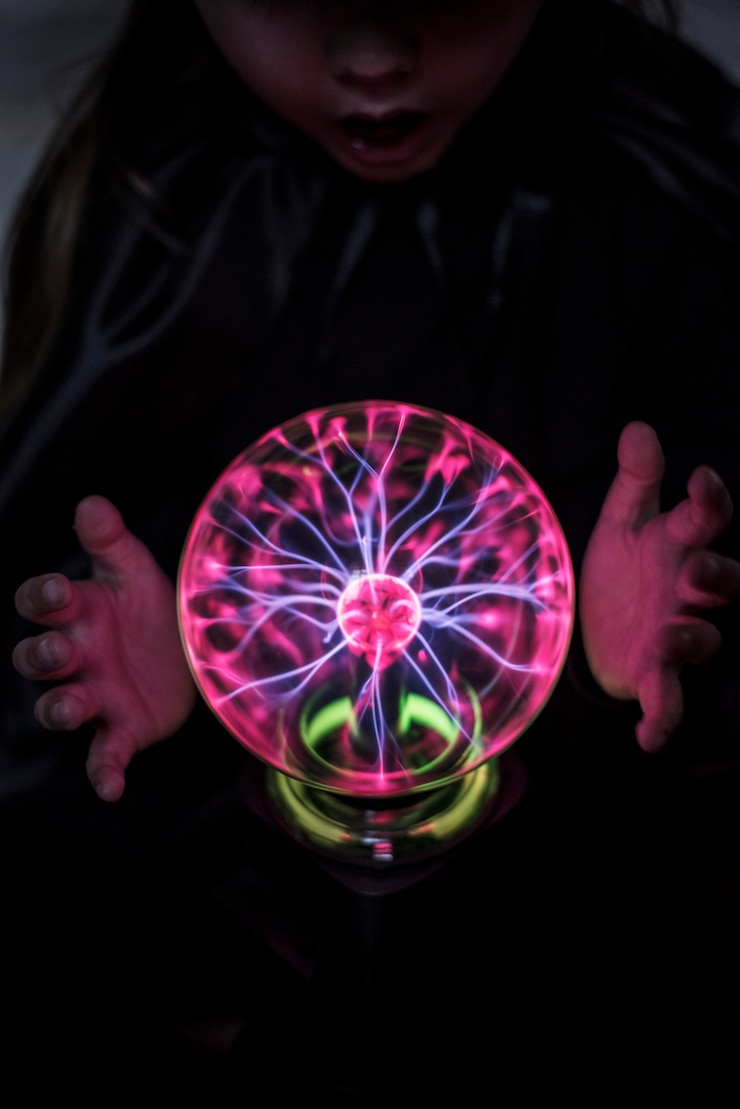 Foto grátis pequena cartomante com uma bola de plasma