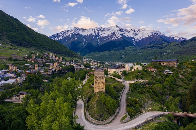 Pequena cidade nas montanhas