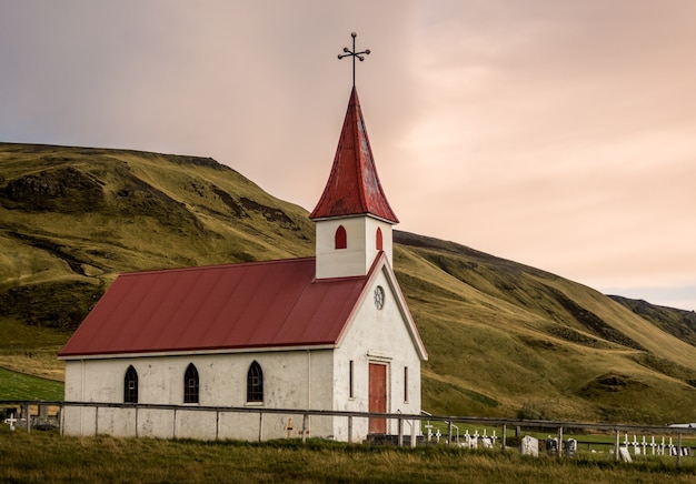 Pequena igreja branca com telhado vermelho Reyniskyrka em Vik Islândia