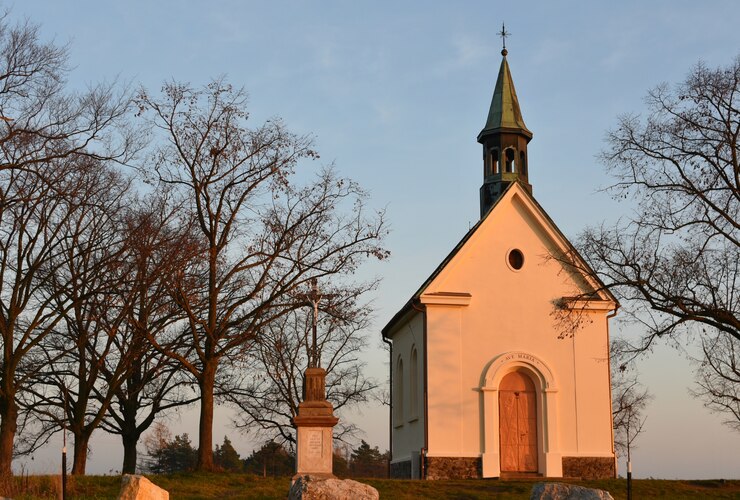 "Pequena igreja entre árvores"