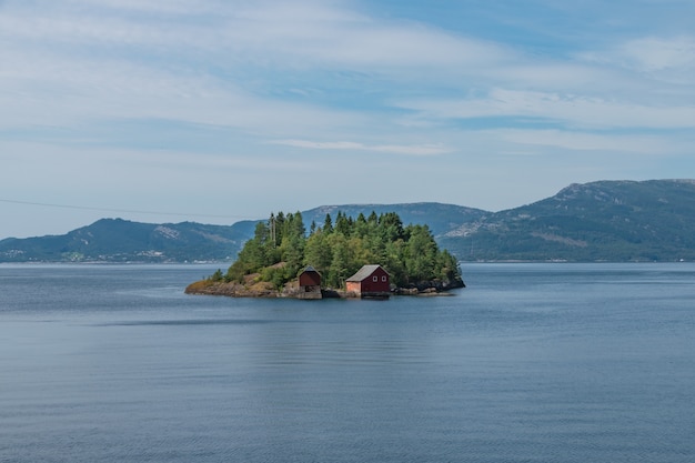 Pequena ilha no meio de um lago no sul da Noruega