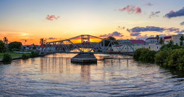 Pequena ponte ferroviária na cidade de matanzas, cuba, com uma bela vista do pôr do sol atrás