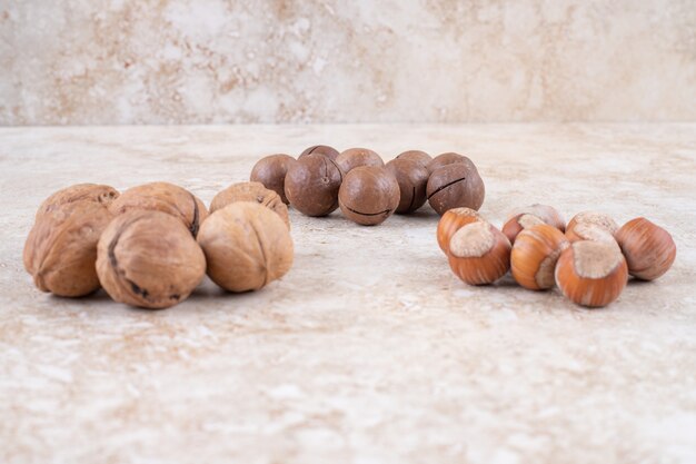 Pequenas pilhas de bolas de chocolate, nozes e avelãs