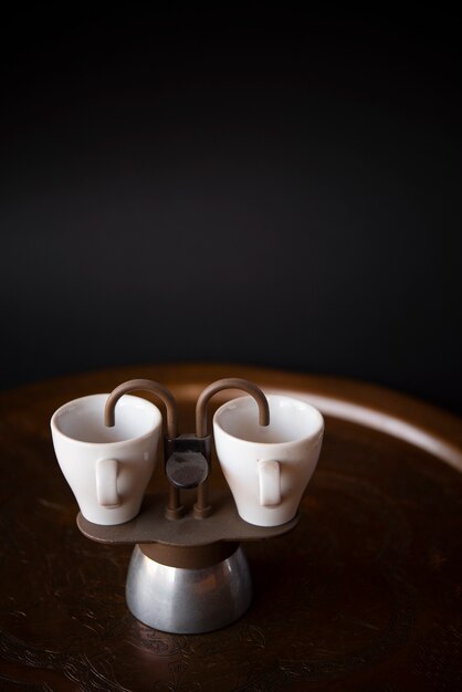Pequenas xícaras de café expresso com cópia espaço plano de fundo