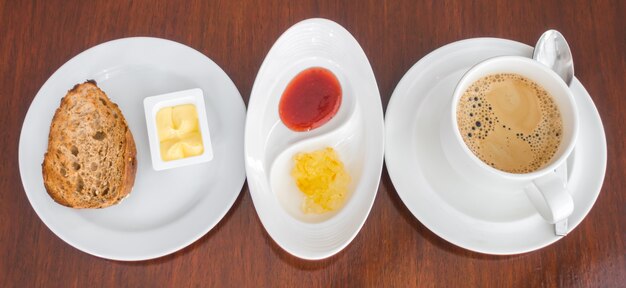 Pequeno-almoço com torradas e café.