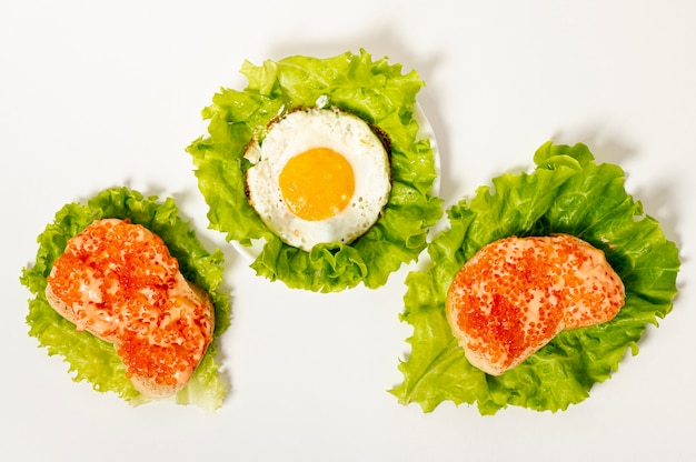 Pequeno-almoço de proteína plana leigos no fundo liso