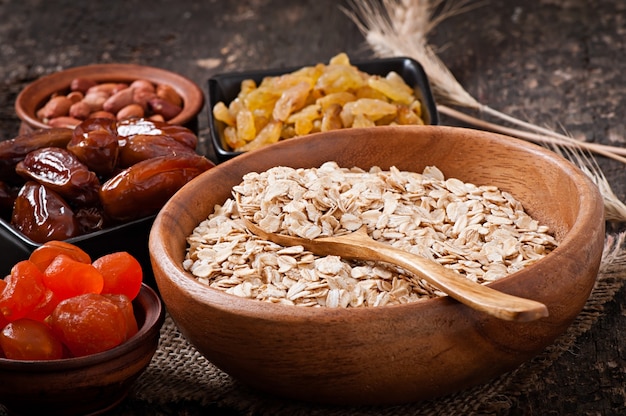 Foto grátis pequeno-almoço saudável - aveia e frutas