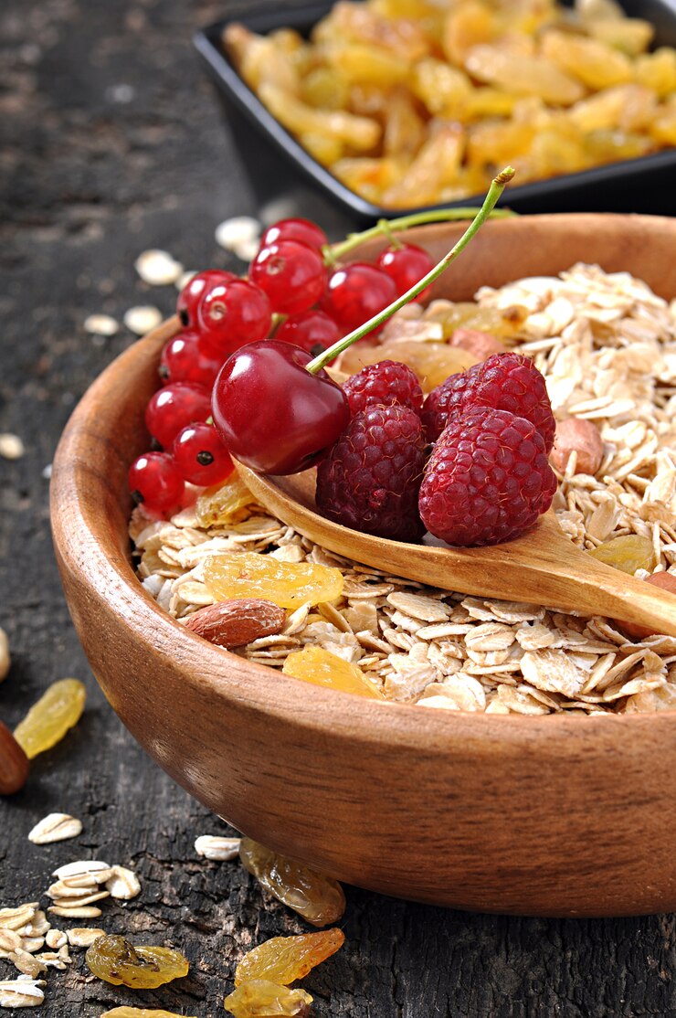Foto grátis pequeno-almoço saudável - aveia e frutas