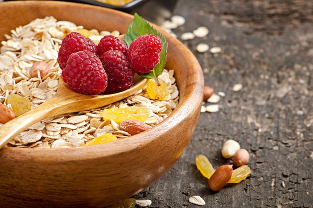 Foto grátis pequeno-almoço saudável - aveia e frutas