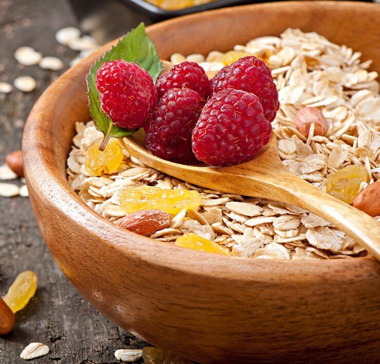 Foto grátis pequeno-almoço saudável - aveia e frutas