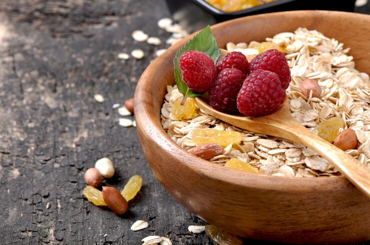 Foto grátis pequeno-almoço saudável - aveia e frutas