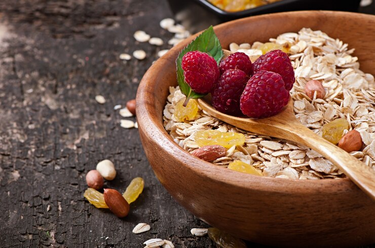 Foto grátis pequeno-almoço saudável - aveia e frutas