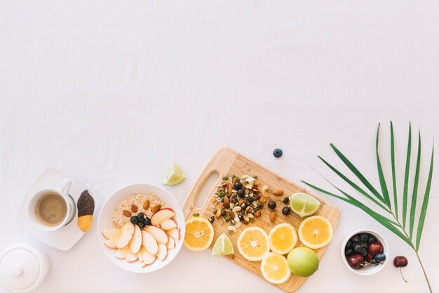 Pequeno-almoço saudável com aveia; frutas e dryfruits em fundo branco