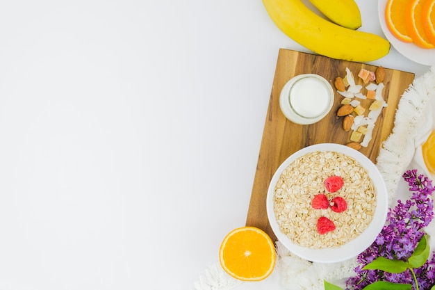 Foto grátis pequeno-almoço saudável com frutas