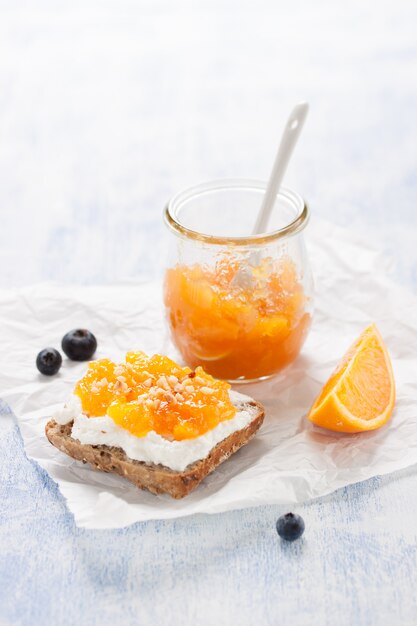 Pequeno almoço saudável com pão integral e geléia de laranja