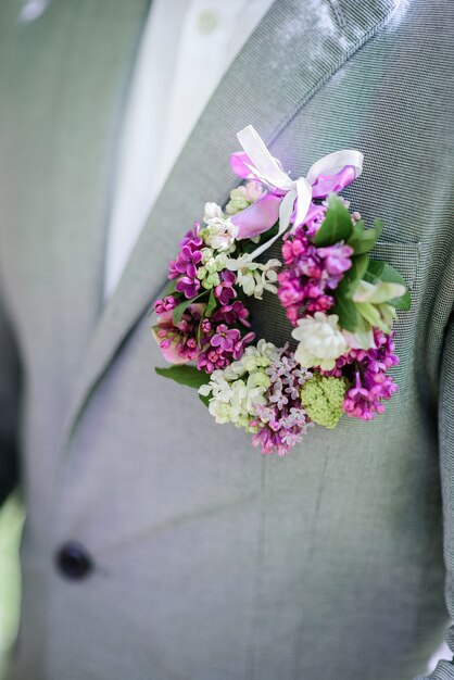 Pequeno círculo de lilás no casaco do noivo