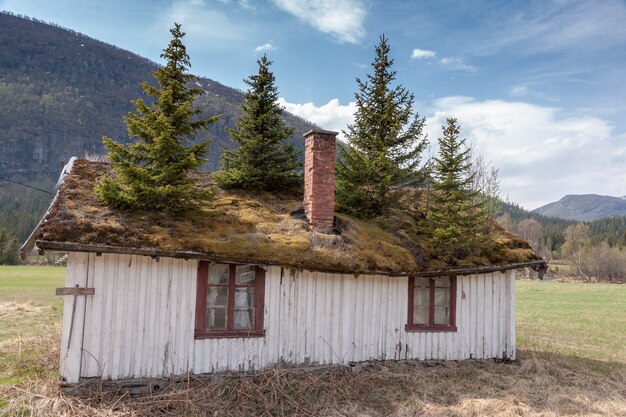 Pequeno edifício na montanha da Noruega.