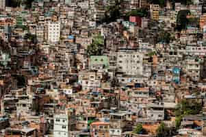 Foto grátis pequeno edifício perto um do outro em uma colina