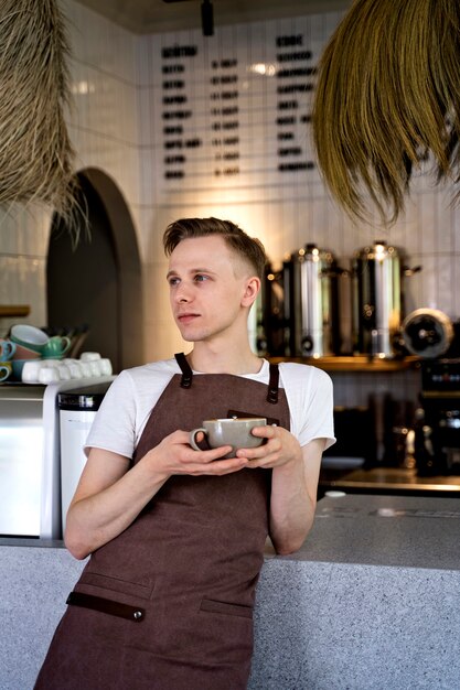 Pequeno empresário tomando café