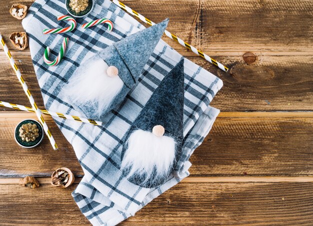 Pequenos elfos de Natal com bastões de doces