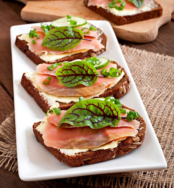 Pequenos lanches sanduíches com salmão salgado