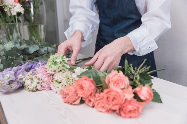 Pequenos negócios. Florista masculina na loja de flores.