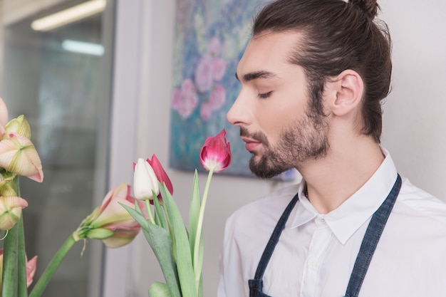 Foto grátis pequenos negócios. florista masculina na loja de flores.