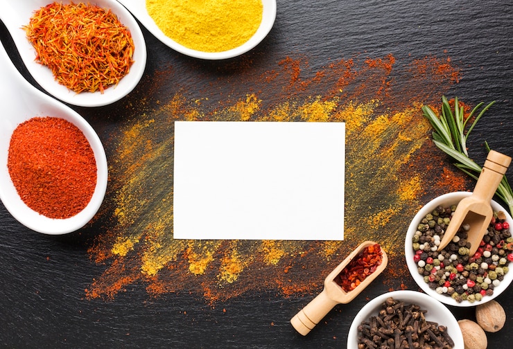 Foto grátis pequenos pedaços e condimentos em pó na mesa