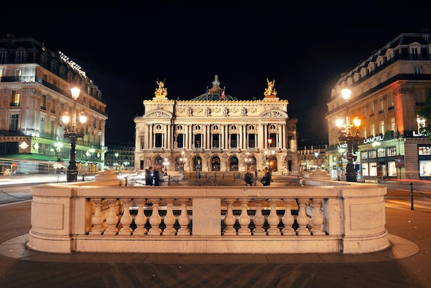 Ópera de Paris à noite como a famosa atração turística e marco da cidade.