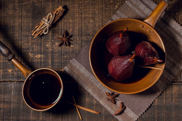 Peras caramelizadas com calda de chocolate