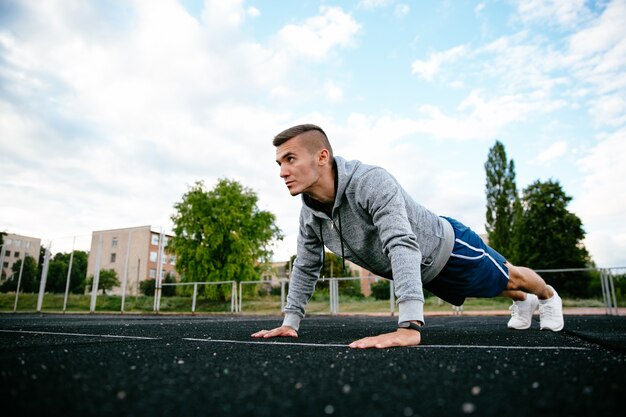 Perfil, retrato, de, bonito, homem, prática, exercício, vestido, em, sportswear, ao ar livre