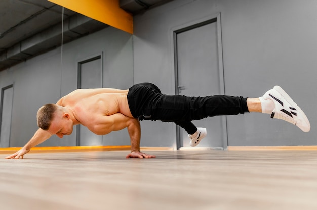 Performance de breakdance masculino