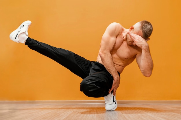 Performance de breakdance masculino