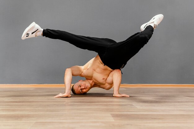 Performance de breakdance masculino