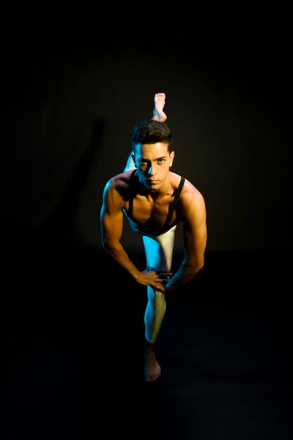Performer de balé masculino profissional dançando no centro das atenções