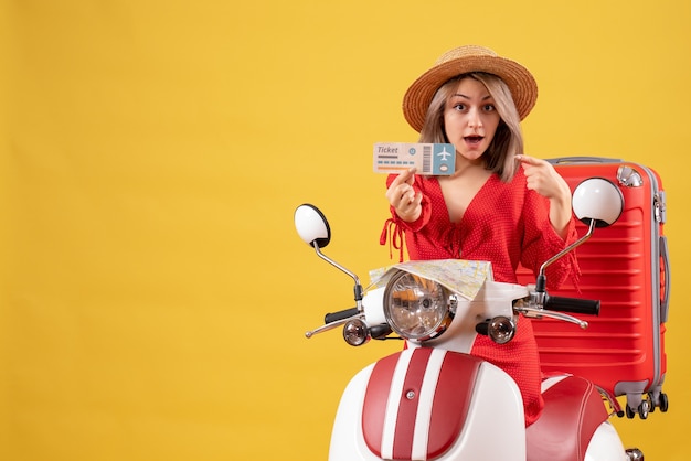 Foto grátis perguntou-se jovem em ciclomotor com mala vermelha segurando bilhete