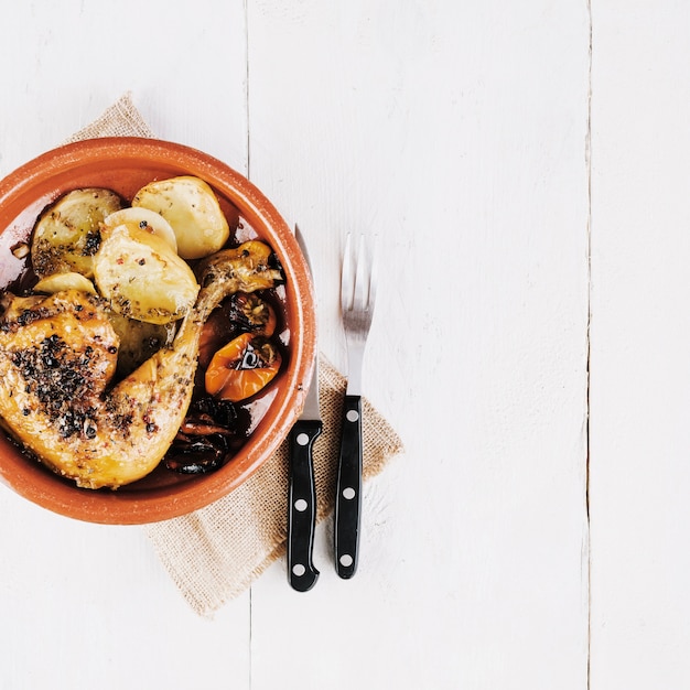 Perna de frango com batata e pimenta