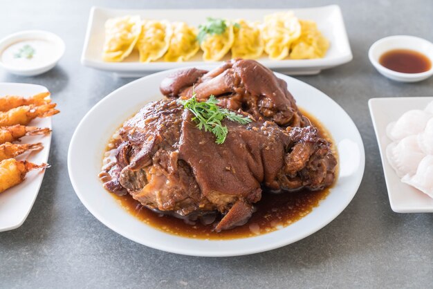 Perna de porco guisada em sopa de molho