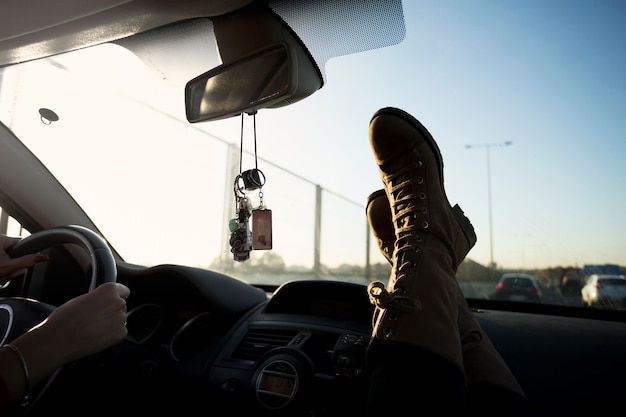 Foto grátis pernas de colheita perto de pára-brisas no carro