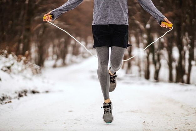 Atletas usando bandagem tatuagem Atleta Ficar Em Roupas Pretas E Enrole As Maos Na Bandagem Elastica Textil Vermelho Antes Do Treino Foto Premium