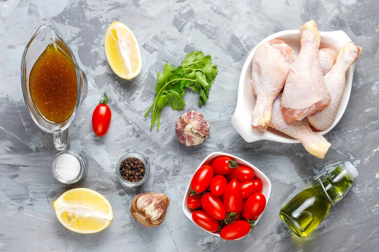 Foto grátis pernas de frango com especiarias e sal pronto para cozinhar.