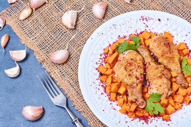 Pernas de frango frito com cenoura e especiarias.