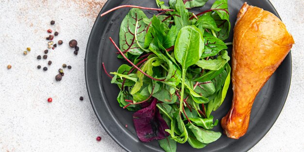 Pernas de frango salada fresca folhas misturam refeição verde lanche de comida na mesa cópia espaço fundo de comida