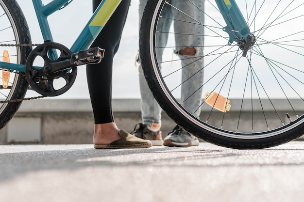 Foto grátis pernas de homem e mulher ao lado da bicicleta