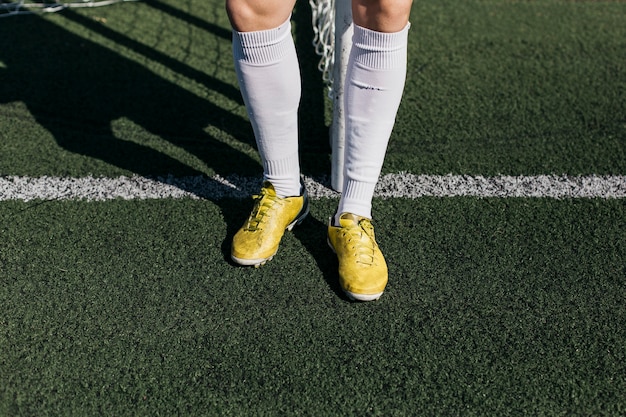 Foto grátis pernas de jogador de futebol