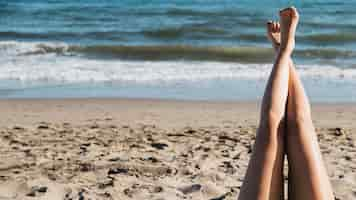 Foto grátis pernas de mulher na praia